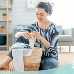 Mujer haciendo la colada - La lavandera
