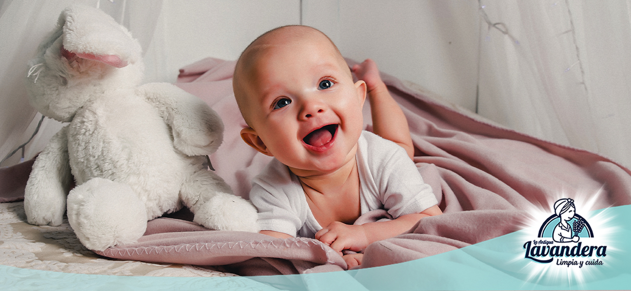 Bebé sonriendo con ropa limpia