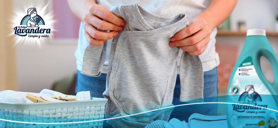 Mujer lavando ropa de bebe