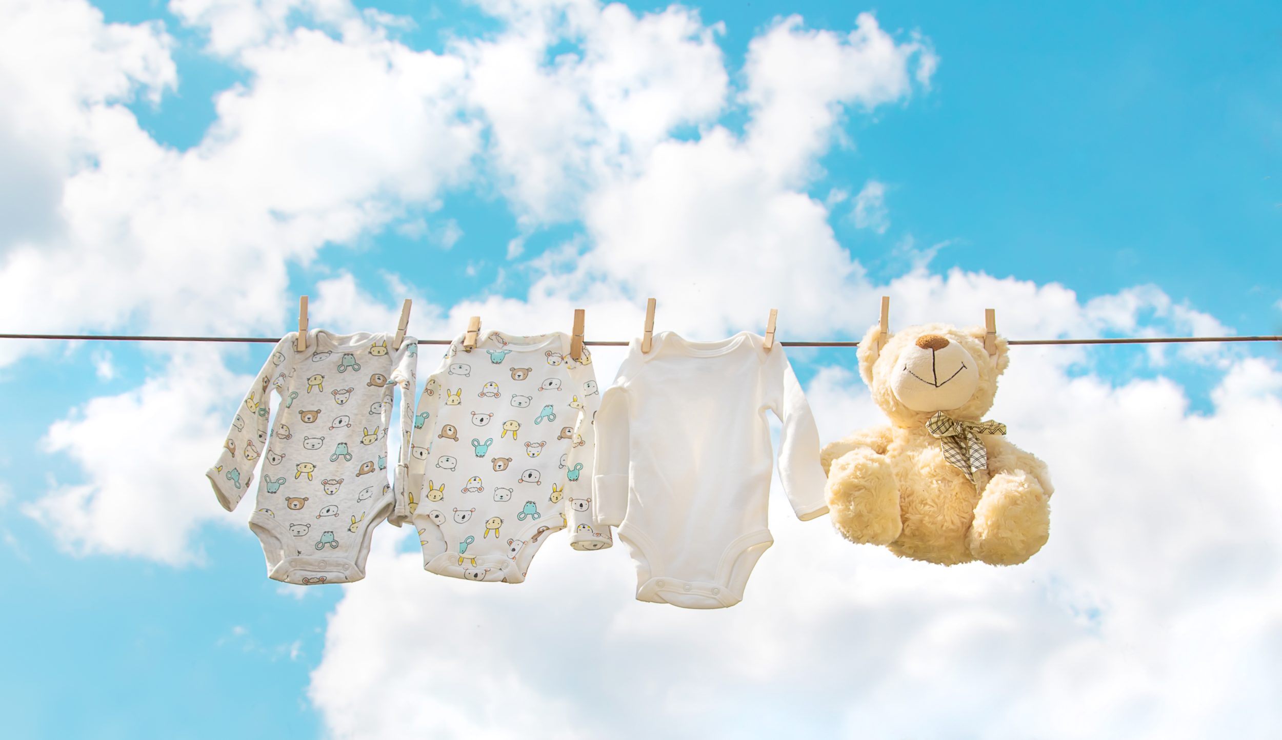 Ropa de bebé secándose al sol