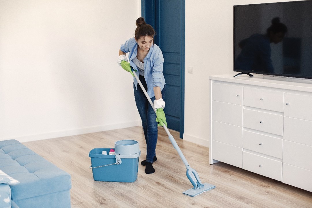 Mujer Secando El Suelo De Madera De Una Habitación
