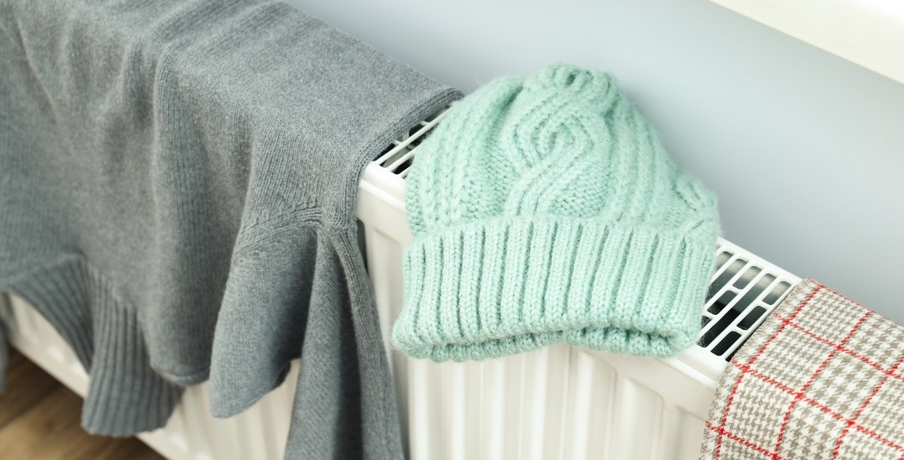 ropa de lana secandose encima de un radiador
