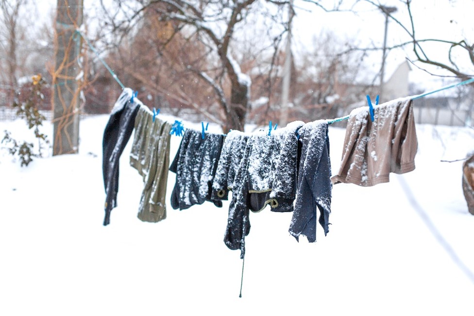 ropa tendida en medio de la nieve