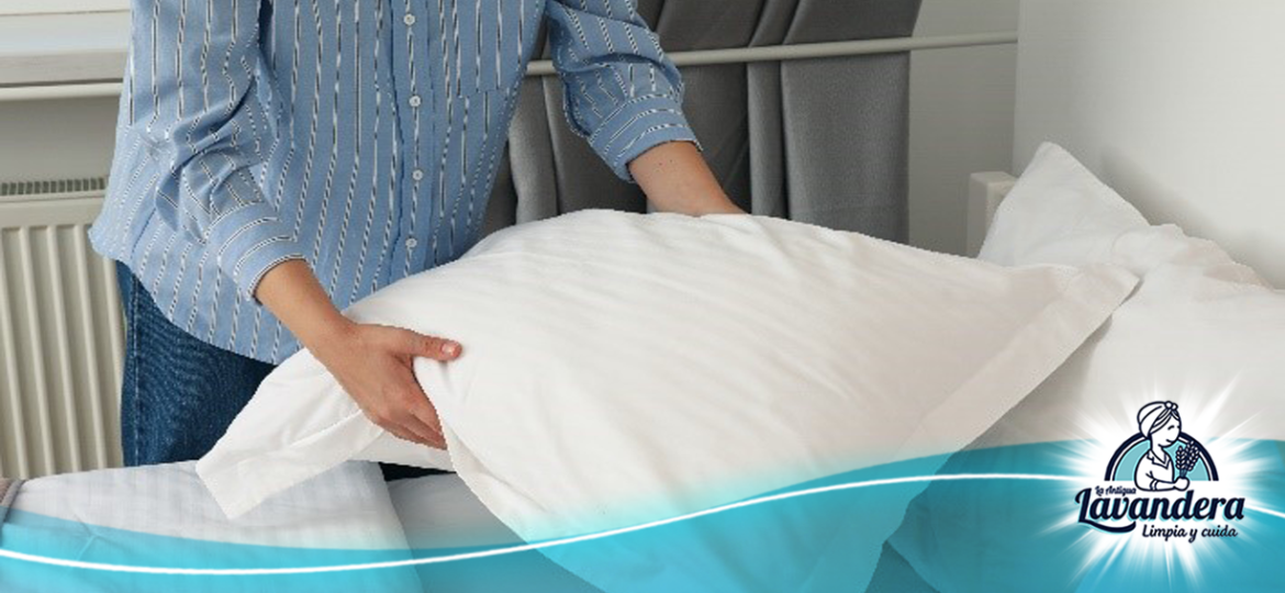 Mujer Colocando Una Almohada