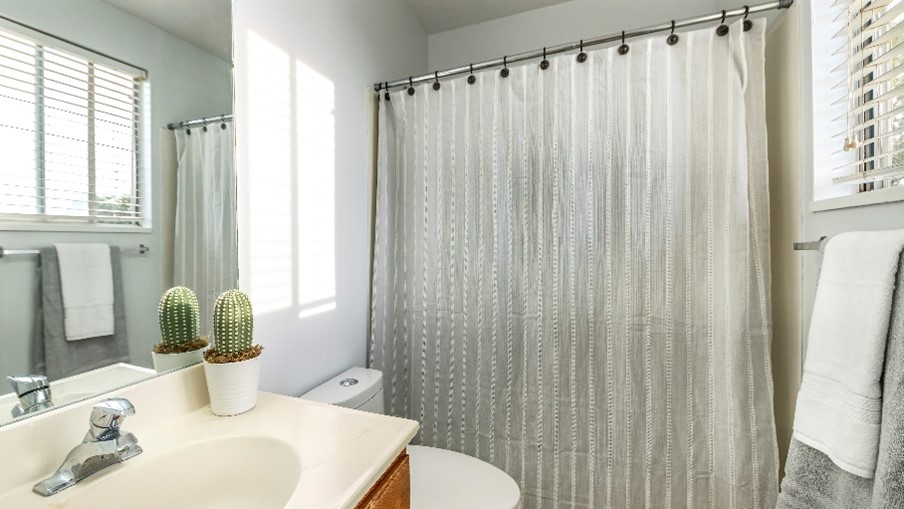 Baño Casa Con Cortinas De Color Gris