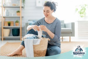 Mujer haciendo la colada - La lavandera