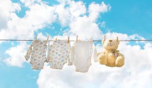 Ropa de bebe secándose al sol