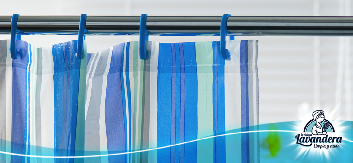 cortina de baño con rallas de colores azulados y blanco