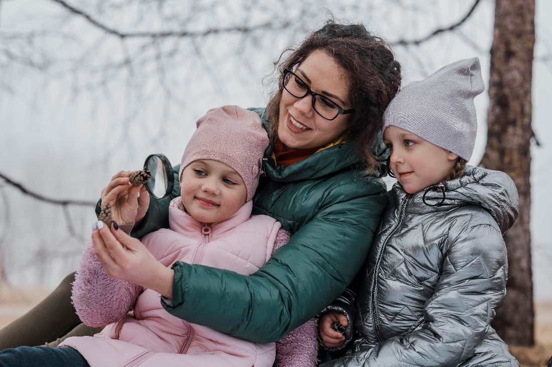 Madre Con Sus Dos Hijas En Un Dia Frio Y Las Tres Con Un Plumifero Puesto