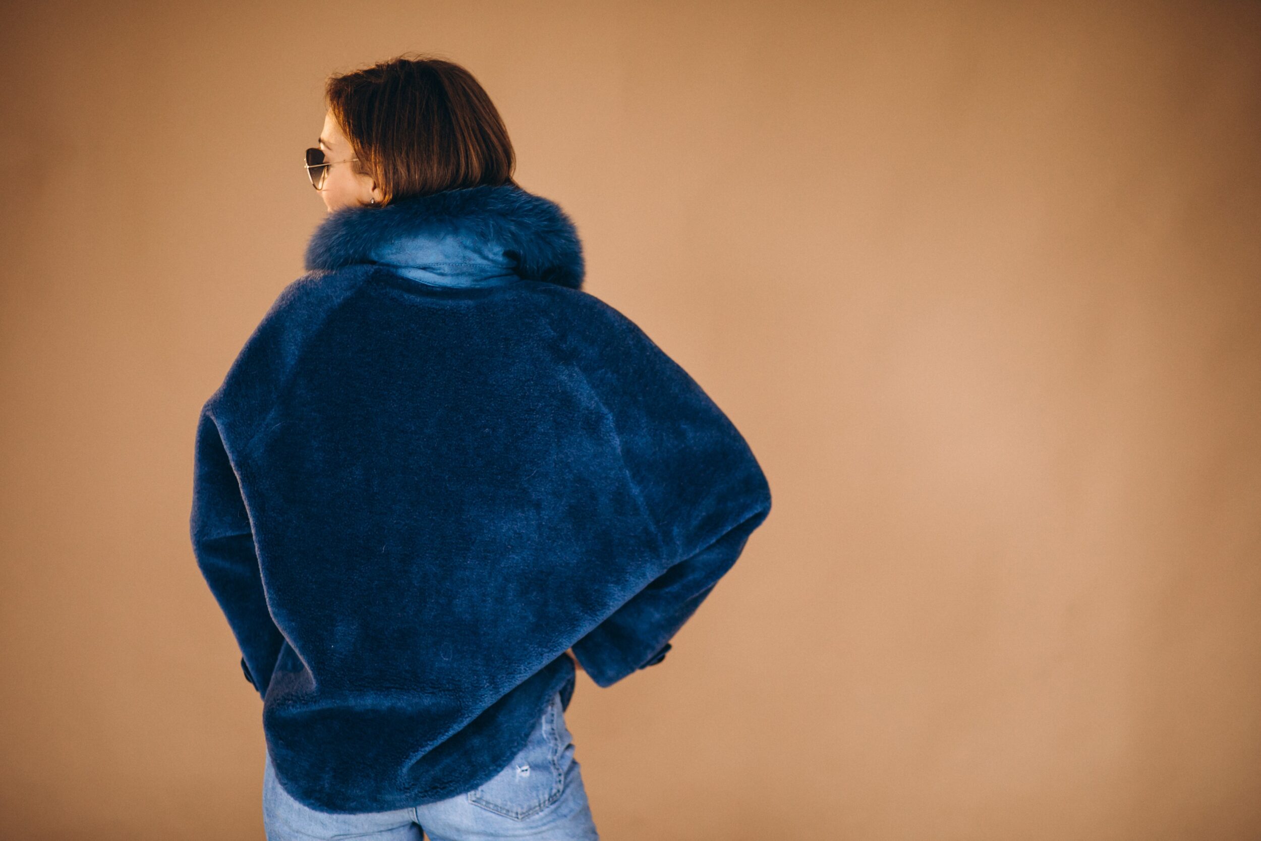 Mujer Joven De Espaldas Y Con Una Chaqueta Azul De Terciopelo